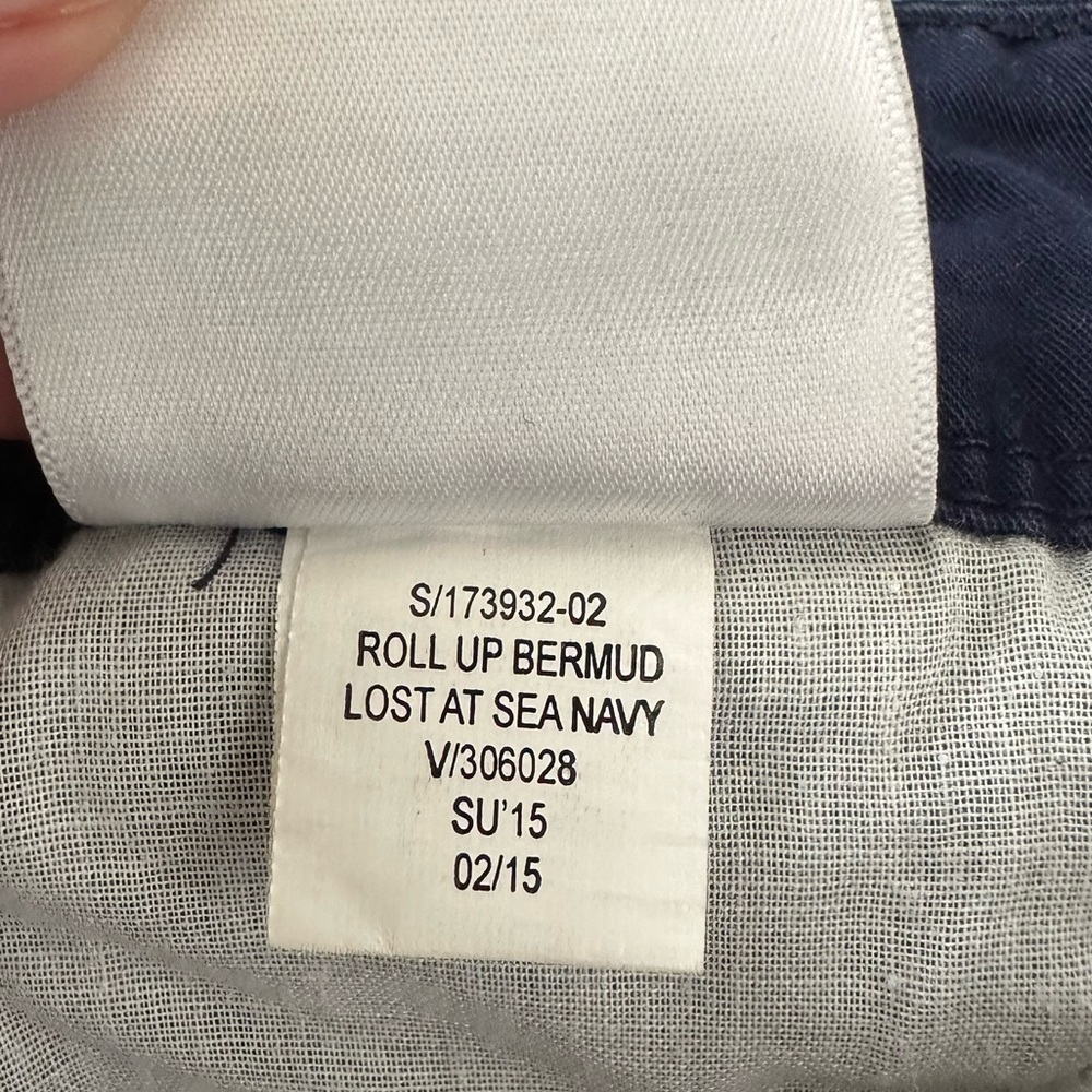 Old Navy Cuffed Bermuda Shorts 7” in Navy Women’s Sz 2 - Picture 9 of 9